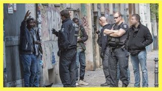 Doku ➥ Kriminelle Flüchtlinge / Gewalt gegen deutsche Polizisten